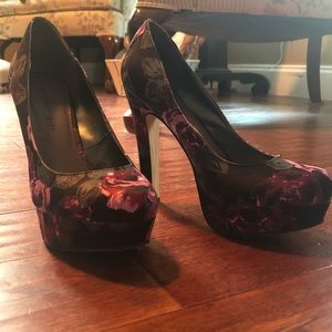 💐 Madden Girl platform pump with roses. 💐